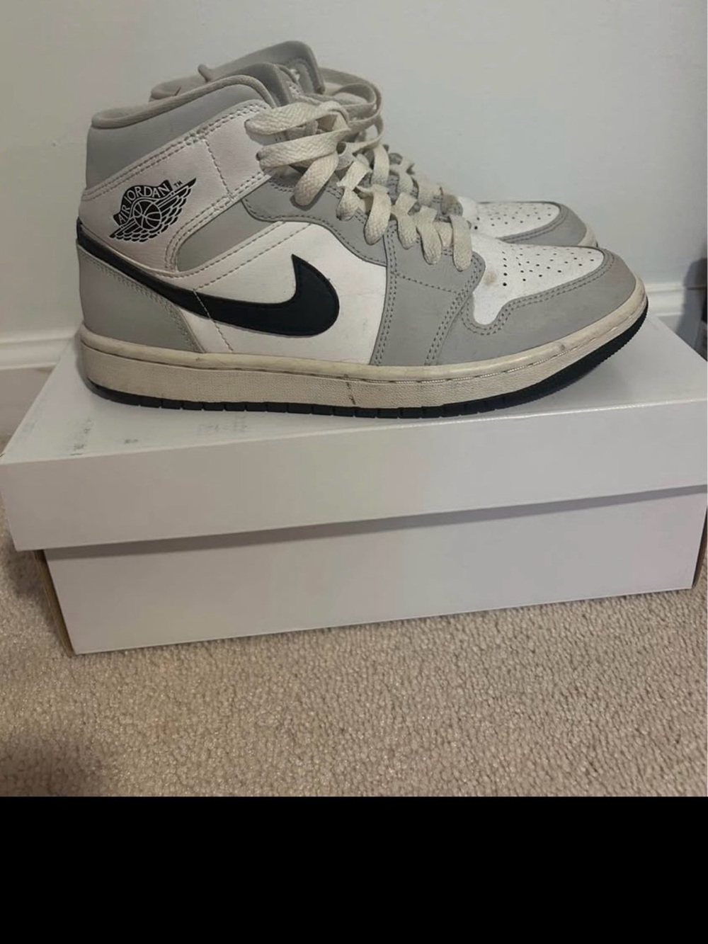 Air Jordan 1 Mid Grey Fog/Black White Size 7
No stains just need to be cleaned - Picture 1 of 5